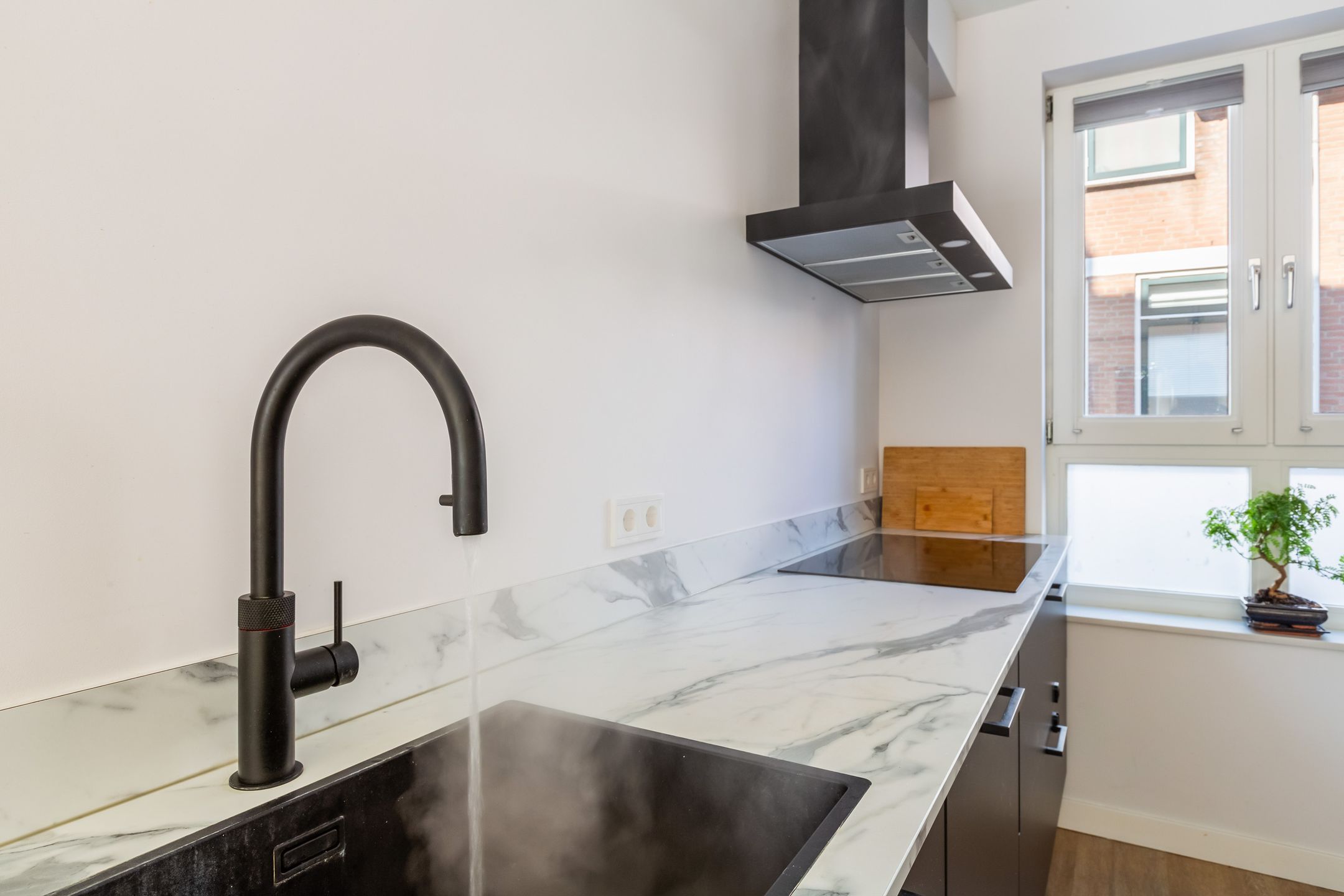 Foto 18 van Hogewalstraat 18-1