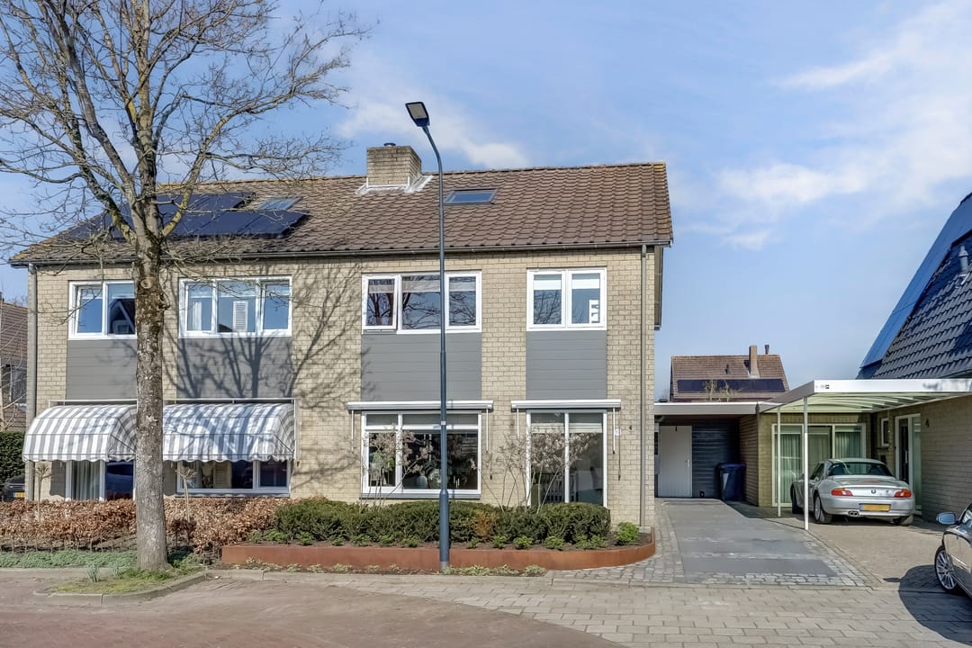 Photo 2 of Esdoornstraat 19