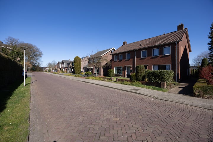 Photo 2 of Aert van Nesstraat 6