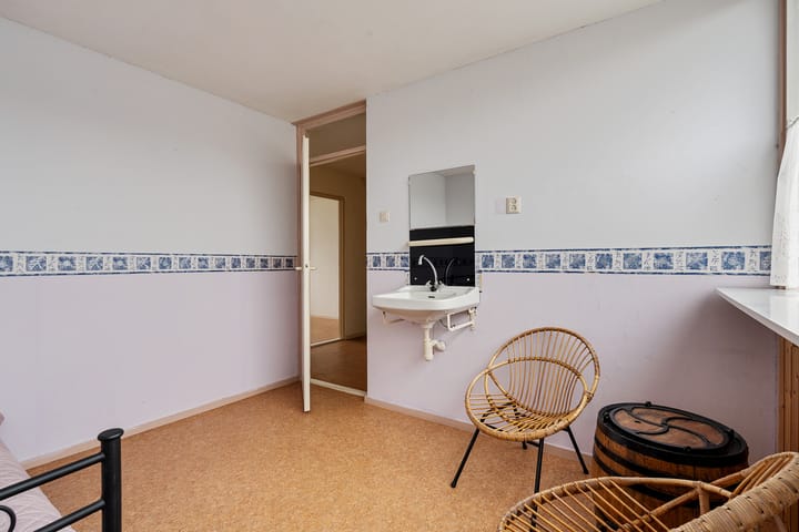 Photo 17 of Delta 83