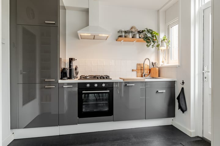 Foto 11 van van Limburg Stirumstraat 7