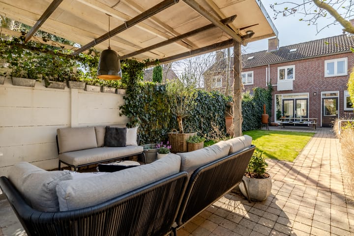 Foto 29 van van Limburg Stirumstraat 7