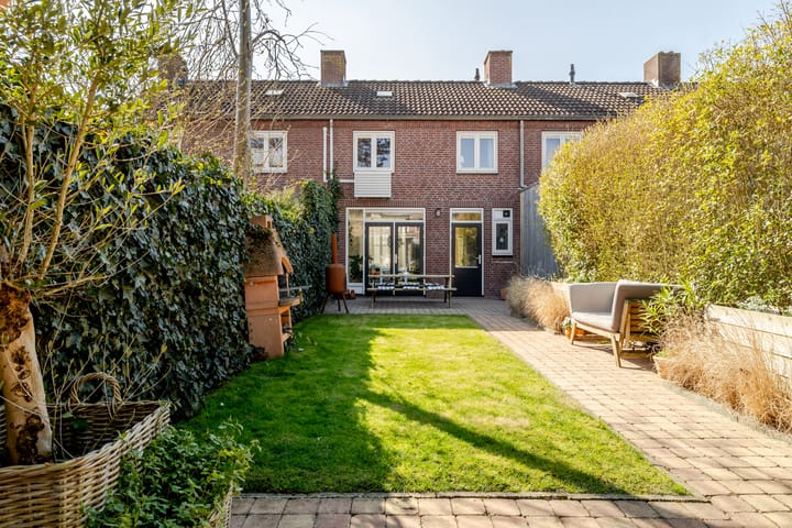 Foto 33 van van Limburg Stirumstraat 7