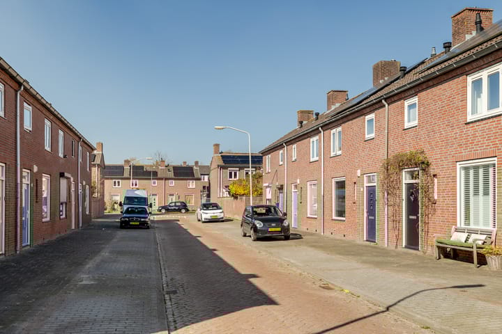 Foto 39 van van Limburg Stirumstraat 7