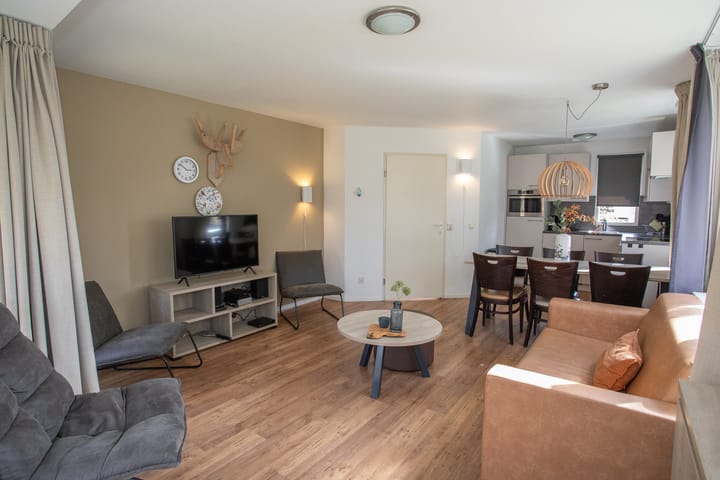 Photo 2 of Valkenlaan 76