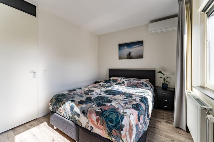 Photo 42 of Van den Broekstraat 55