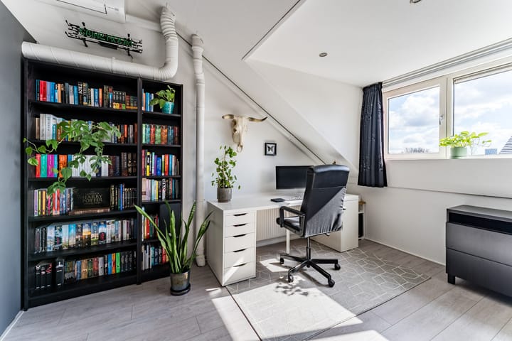 Photo 48 of Van den Broekstraat 55