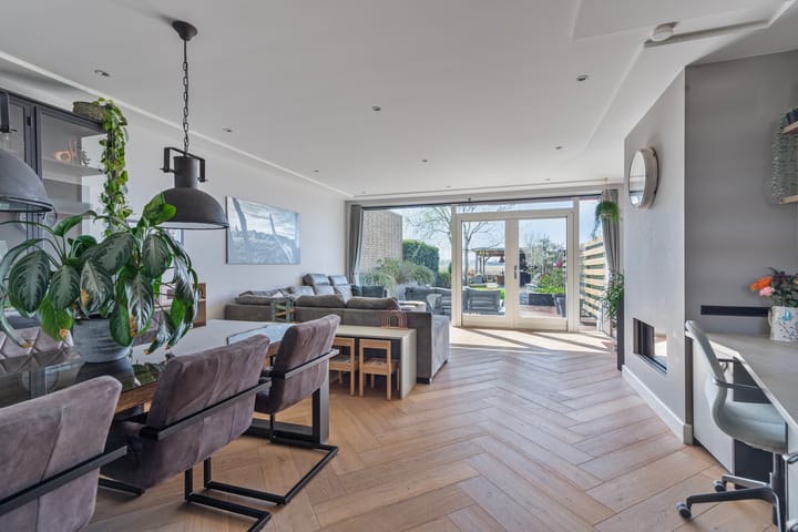 Photo 8 of Roerdompstraat 36