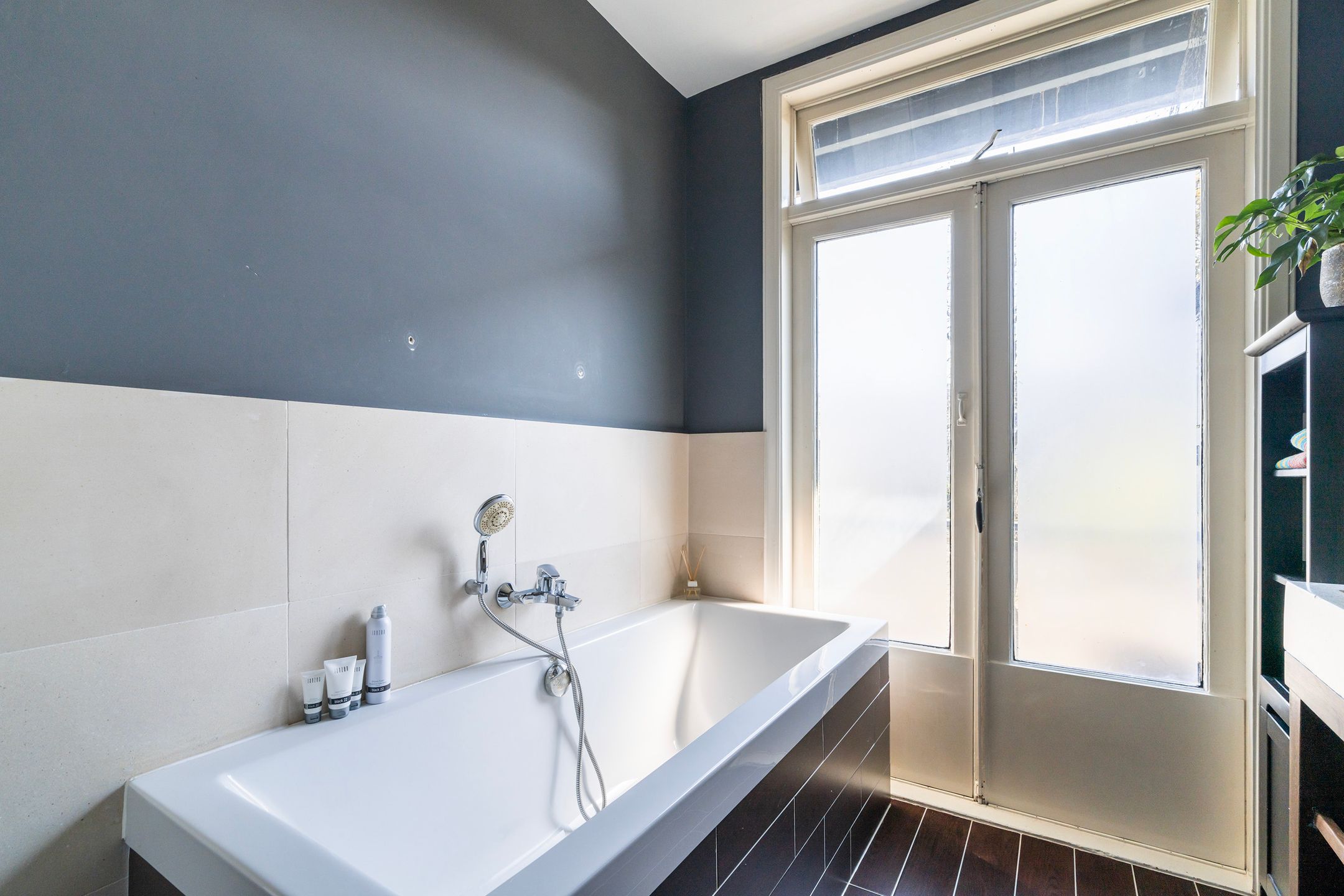 Foto 18 van Caan van Necklaan 302