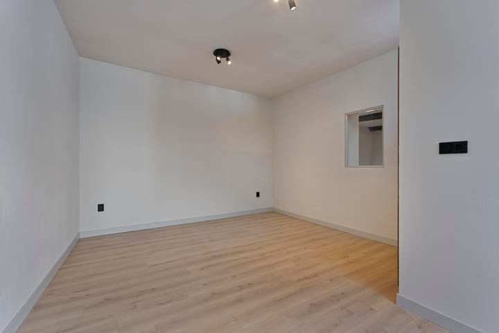 Photo 10 of Jekerstraat 6-A06