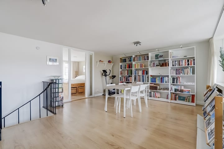 Photo 4 of Loosduinse Hoofdplein 211