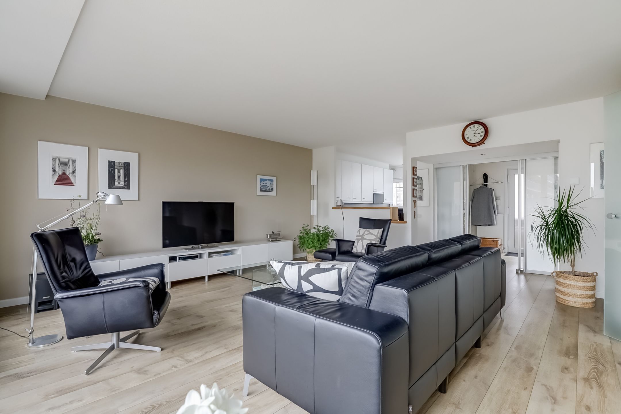 Photo 18 of Loosduinse Hoofdplein 211