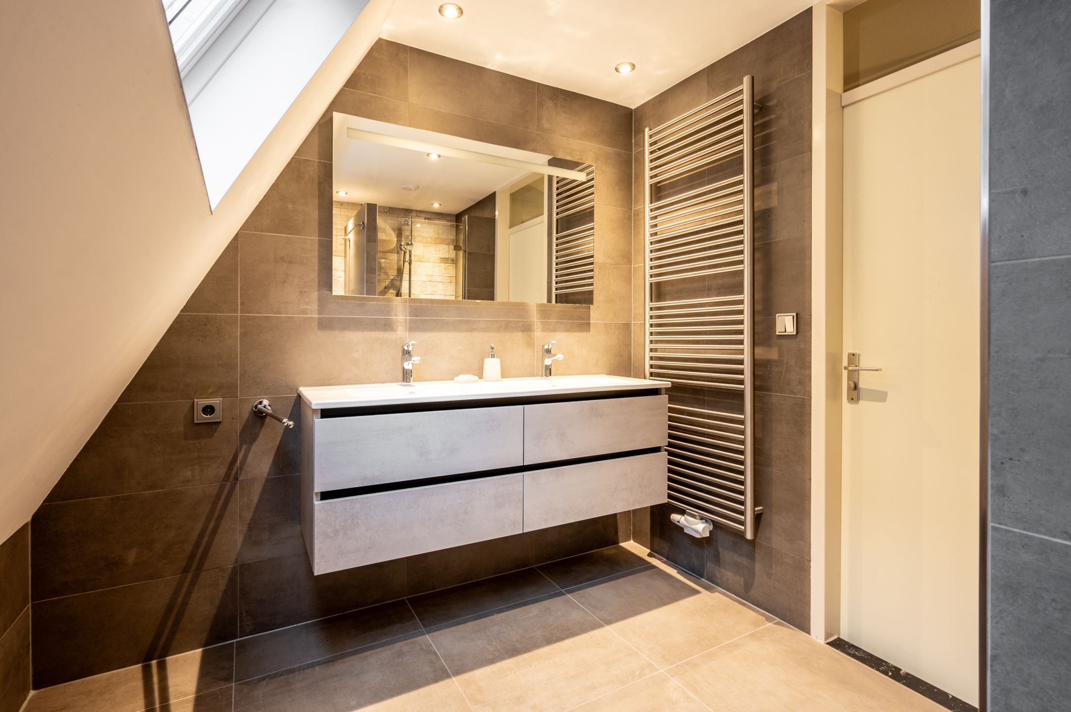 Photo 30 of Van Emsthof 8