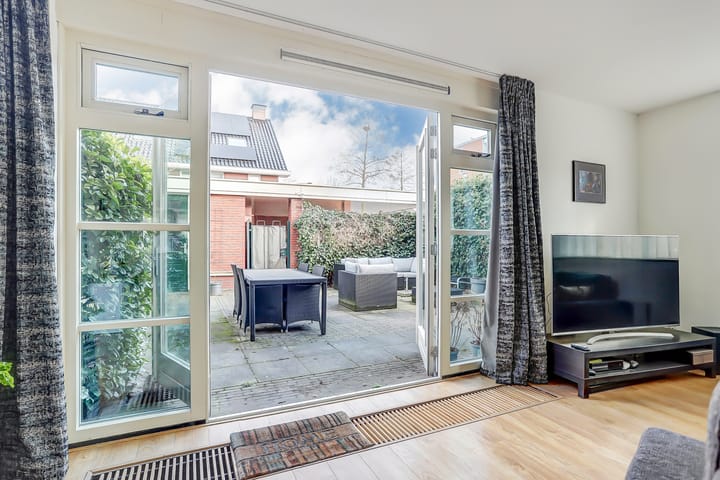 Foto 8 van Vrouw Avenweg 261