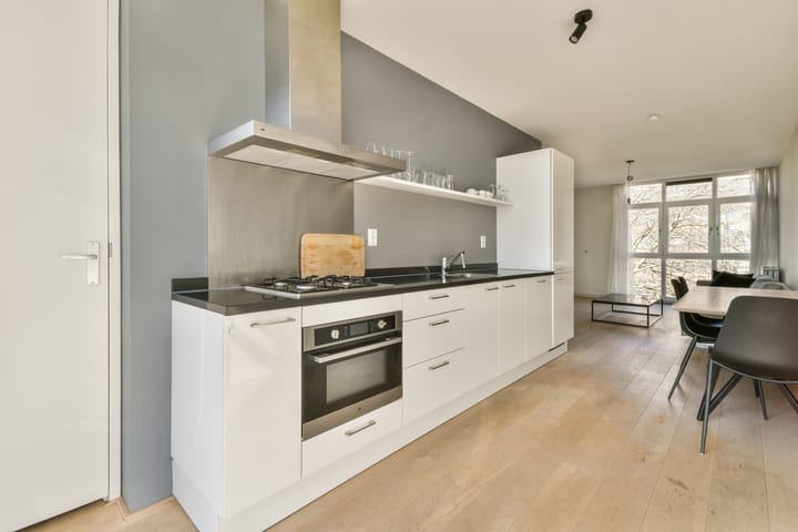 Photo 9 of Jan van Duivenvoordestraat 8-3