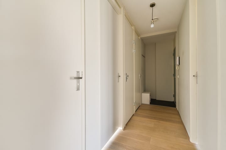 Photo 10 of Jan van Duivenvoordestraat 8-3