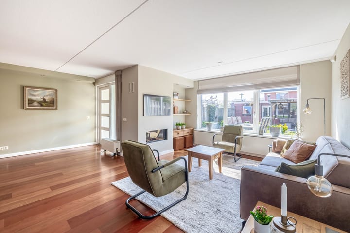 Photo 2 of Vrouwenmantel 105