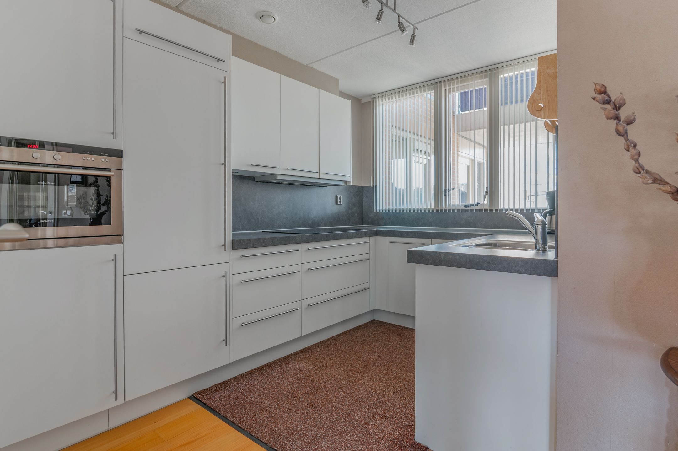 Foto 33 van K R Poststraat 2-102