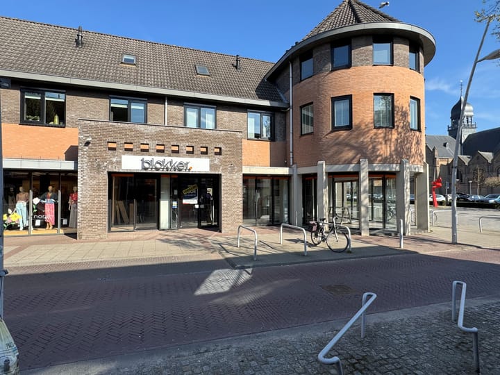 Foto 2 van Burg. Van Houdtplein 8