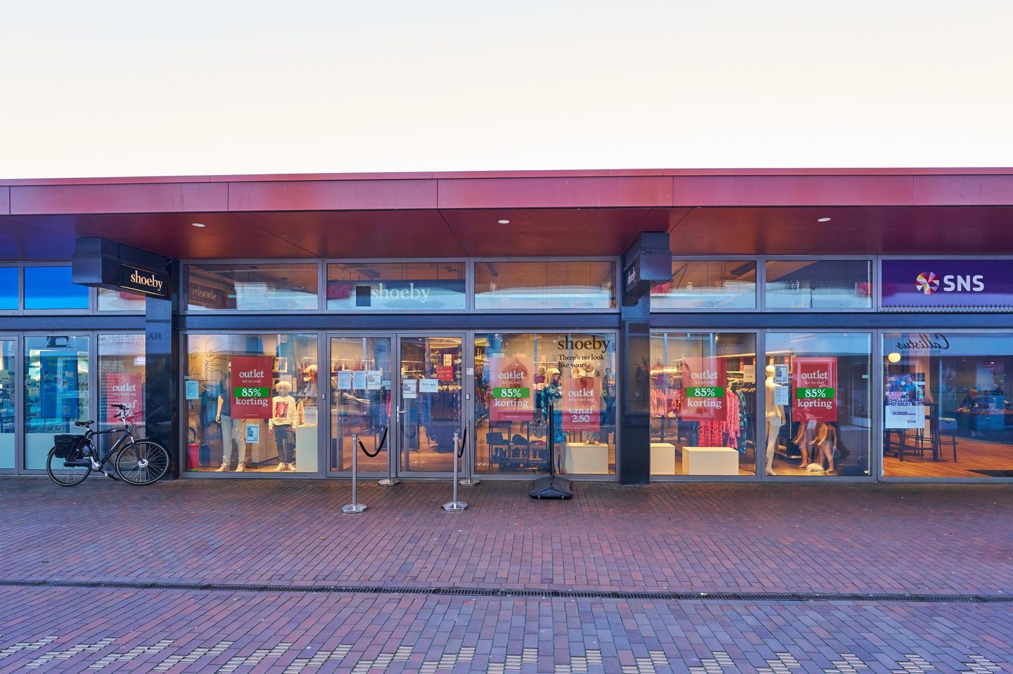 Sale Kledingwinkels Kleding Winkels In De Buurt Activiteiten In De Omgeving  Van Tanah Stockfoto 2642742257, image size:1440x959