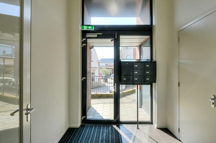 Photo 10 of Prins Hendrikstraat 2-C