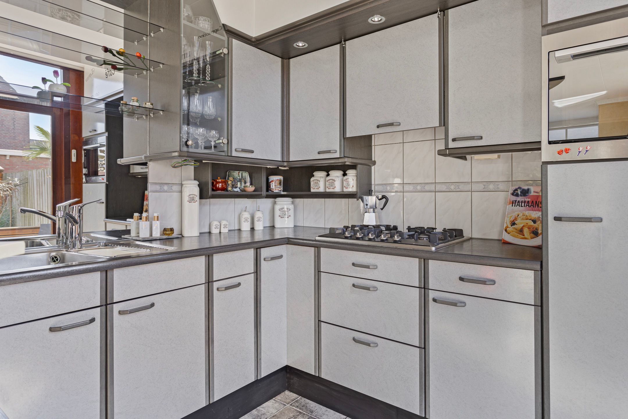 Photo 3 of Vondellaan 35