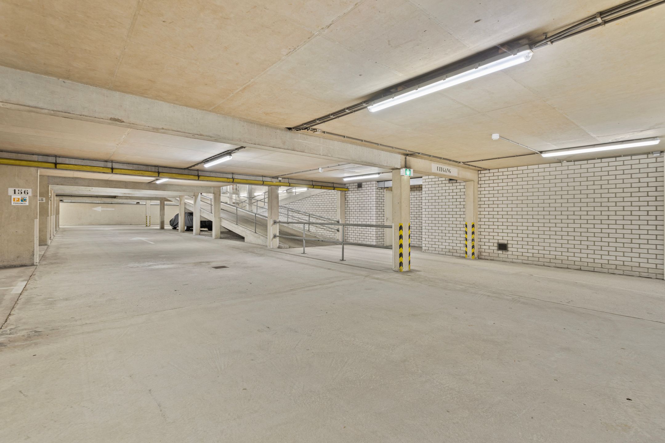 Parkeerplaatsen Putgraaf Parkflat, Heerlen, 6411GT, Limburg, Nederland  
