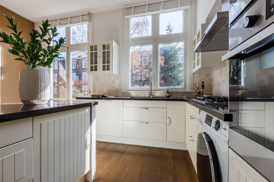 Photo 11 of Uithoornstraat 45-2