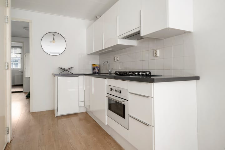 Photo 9 of Bentinckstraat 38-1