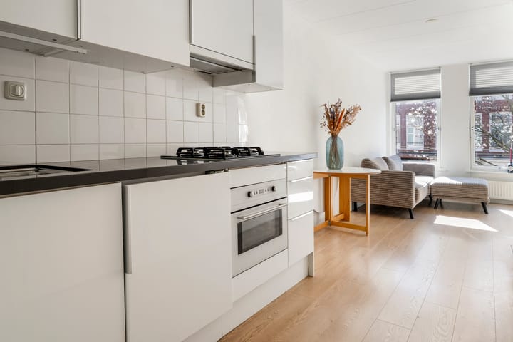 Photo 10 of Bentinckstraat 38-1