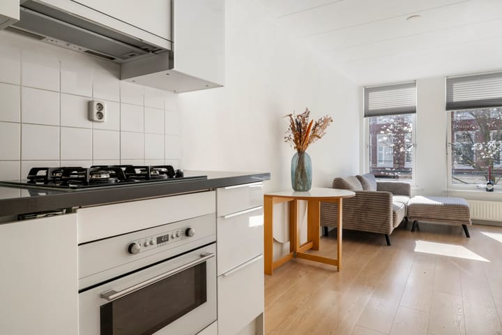 Photo 11 of Bentinckstraat 38-1