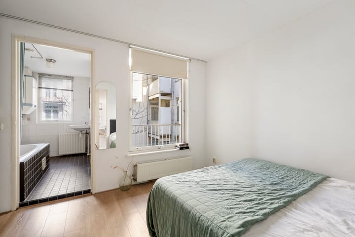 Photo 12 of Bentinckstraat 38-1