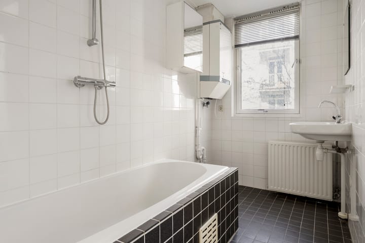 Photo 16 of Bentinckstraat 38-1