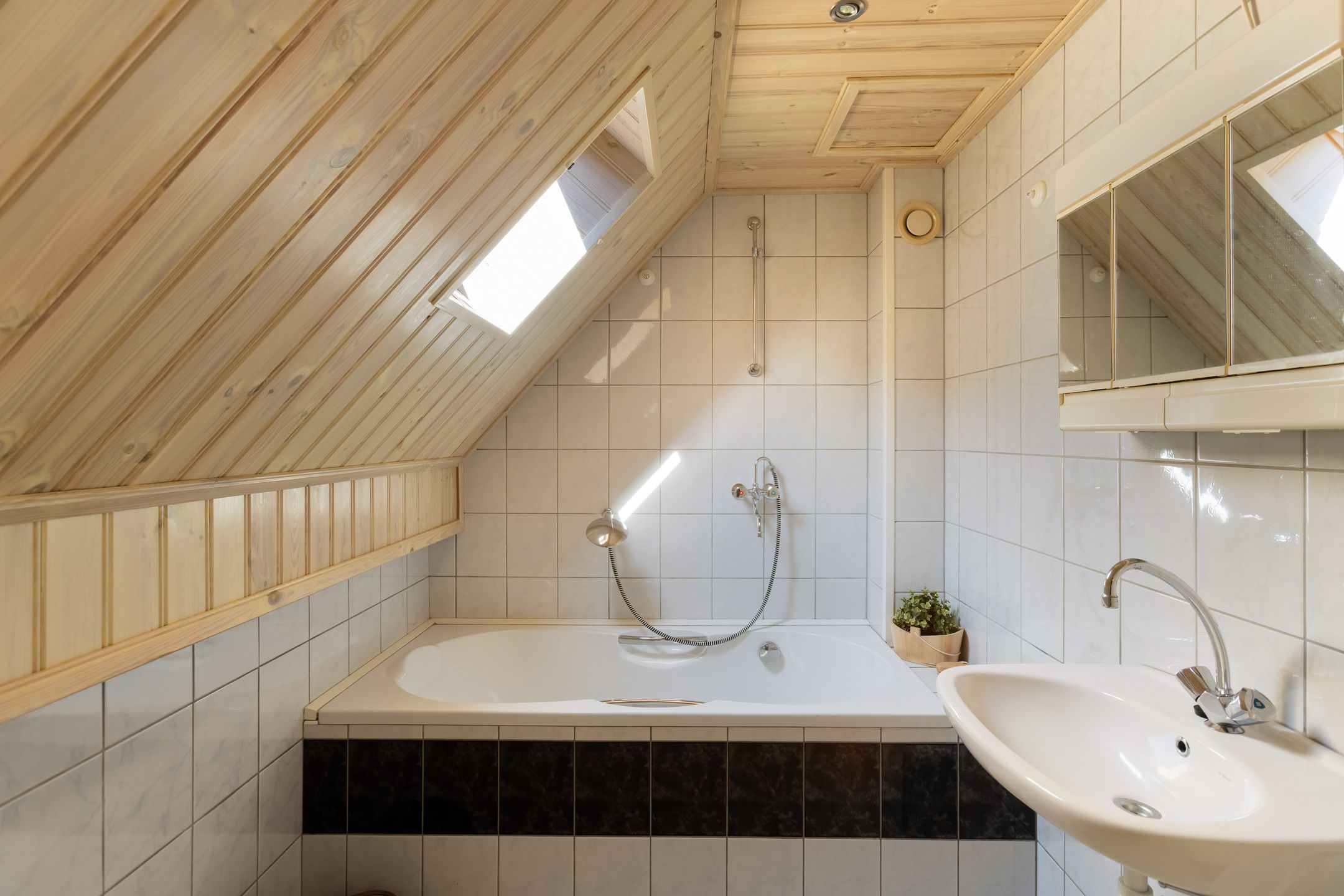 Photo 27 of Kompas 10