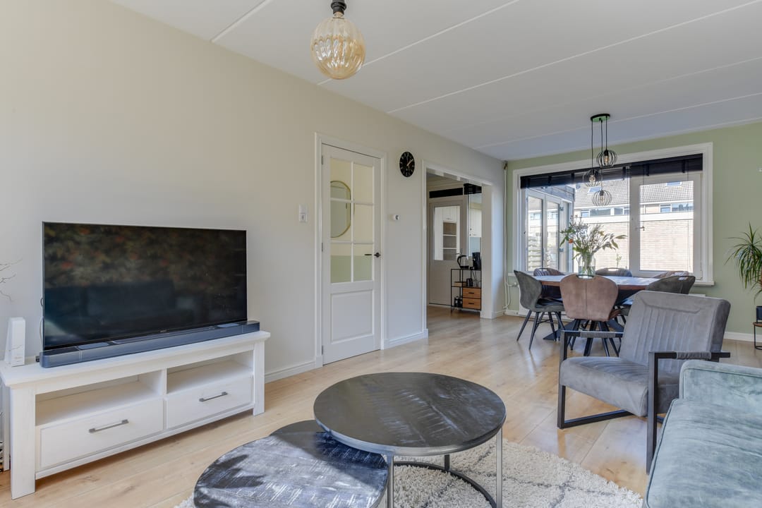 Photo 8 of Julianastraat 28