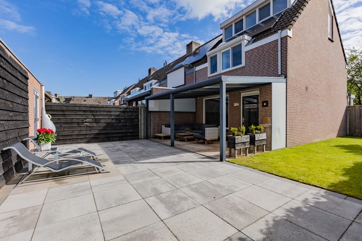 Foto 33 van Van Limburg Stirumlaan 1