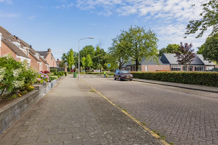 Foto 39 van Van Limburg Stirumlaan 1