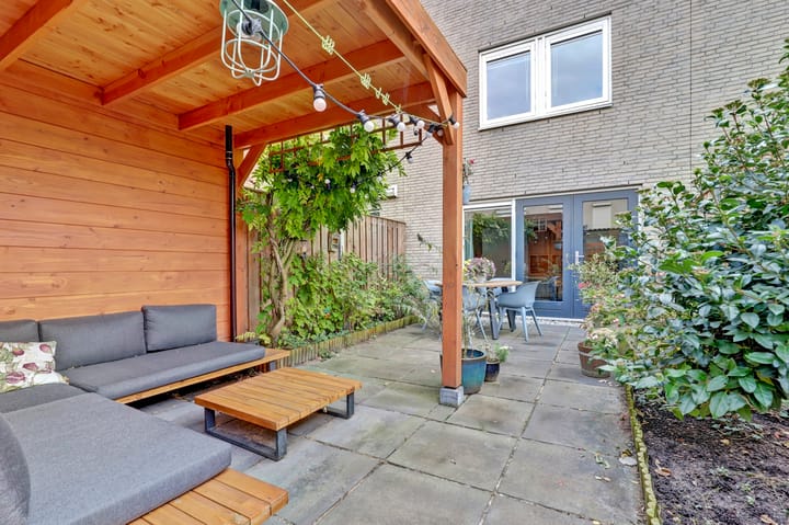 Photo 28 of Emily Brontësingel 88