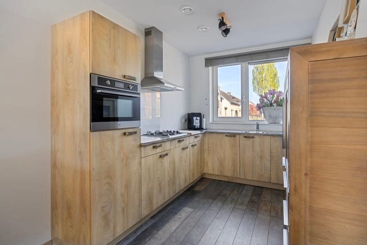 Photo 8 of Van Irhovenstraat 27