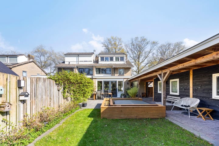 Photo 1 of Van Limburg Stirumstraat 18