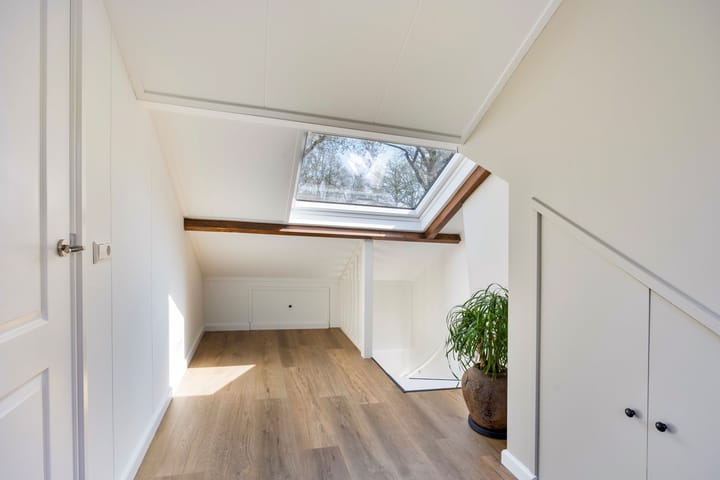 Photo 32 of Van Limburg Stirumstraat 18