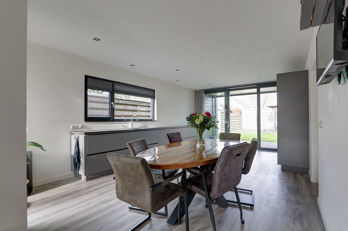 Photo 4 of Van Voortstraat 12