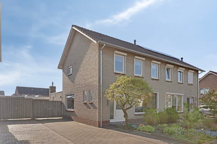 Foto 1 van Pastoor Nijevaertsstraat 6