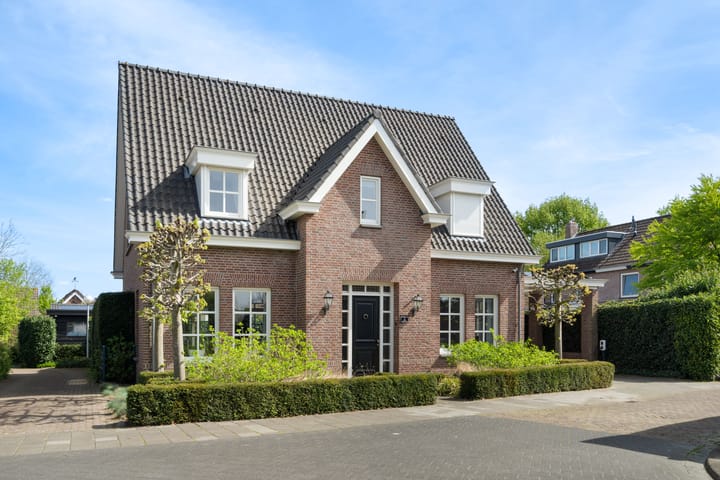 van Brederodestraat 2