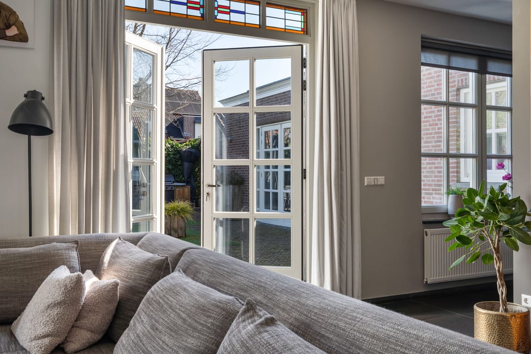 Foto 11 van van Brederodestraat 2