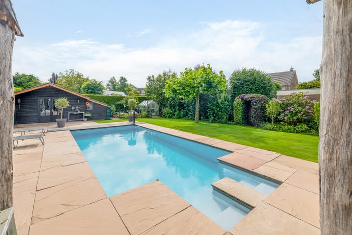 Photo 41 of Florastraat 36