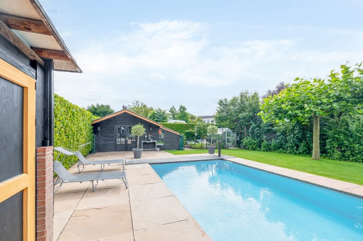 Photo 42 of Florastraat 36