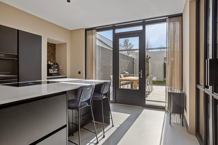 Photo 14 of Huygensstraat 99