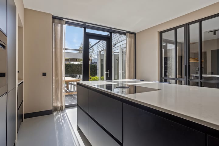 Photo 17 of Huygensstraat 99