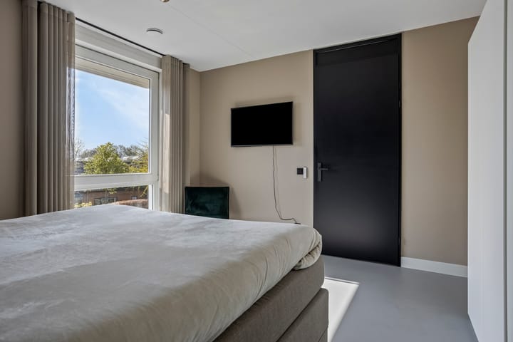 Photo 32 of Huygensstraat 99